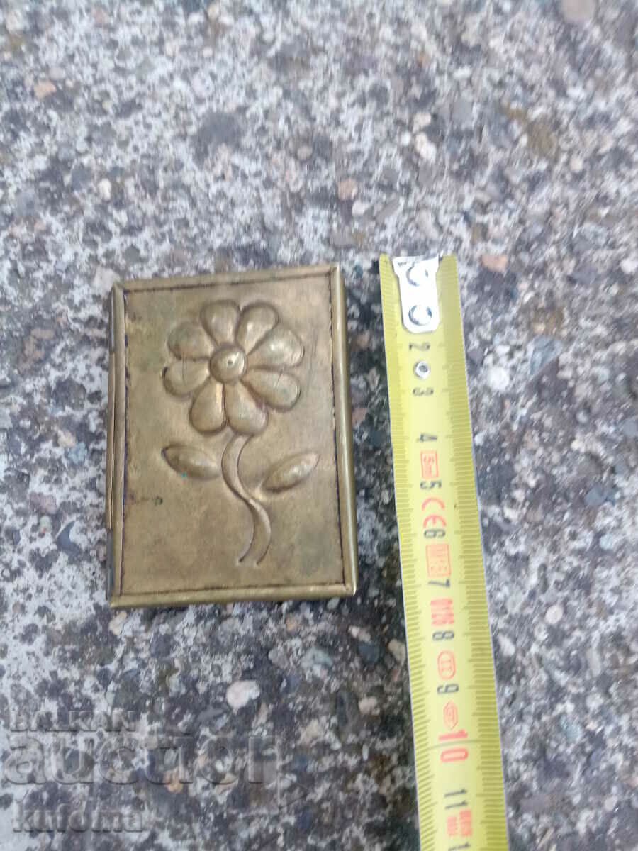 Old bronze pocket mirror with price 24.99 BGN | € 12.78 Old bronze pocket mirror with price 24.99 BGN | € 12.78