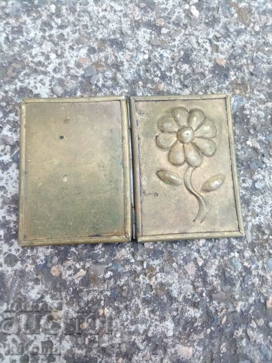 Delivery of Old bronze pocket mirror Delivery of Old bronze pocket mirror