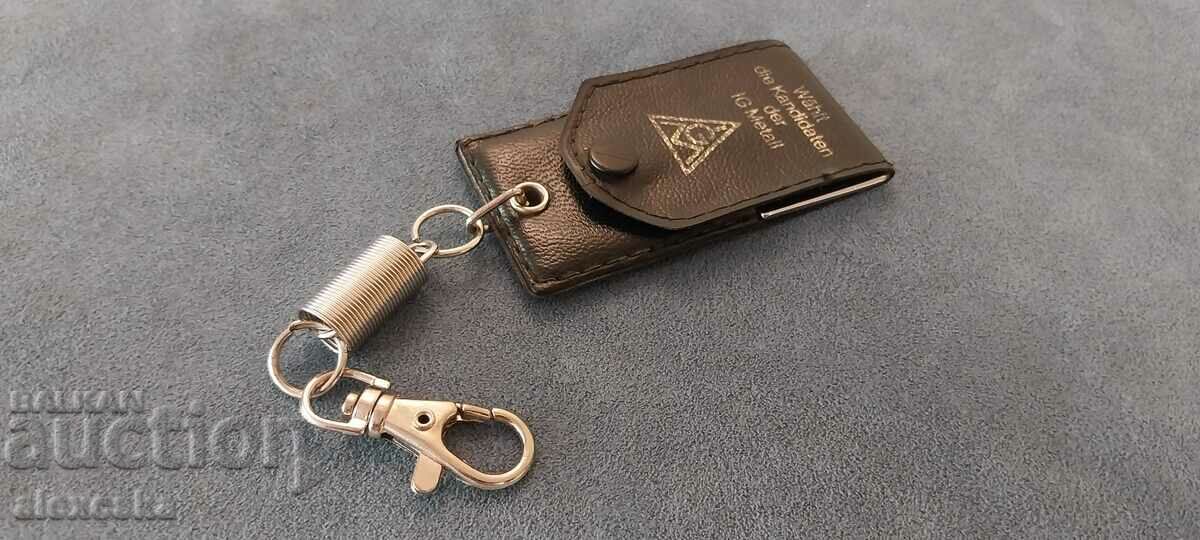 Ένα παλιό δερμάτινο μπρελόκ με τιμή 13.00 BGN | € 6.65 Ένα παλιό δερμάτινο μπρελόκ με τιμή 13.00 BGN | € 6.65