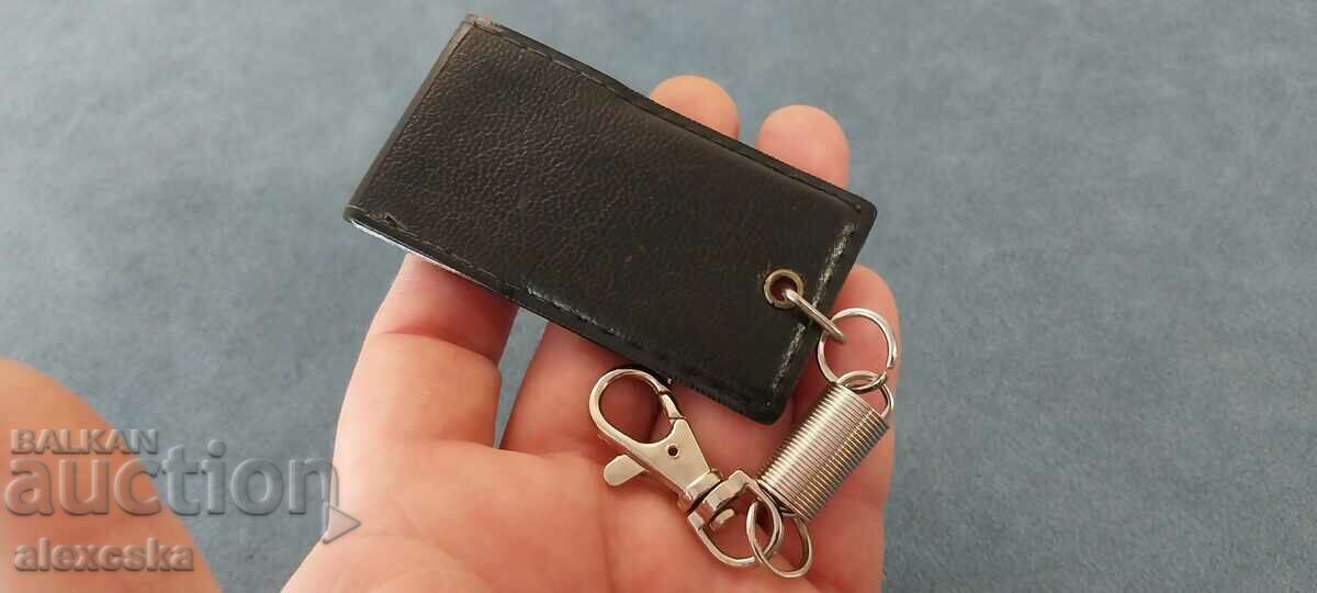 Δημοπρασία Ένα παλιό δερμάτινο μπρελόκ Δημοπρασία Ένα παλιό δερμάτινο μπρελόκ