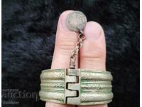Старинна Възрожденска сребърна гривна с монета , накит носия