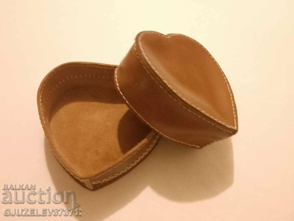 Auction heart shaped leather jewelry box Auction heart shaped leather jewelry box