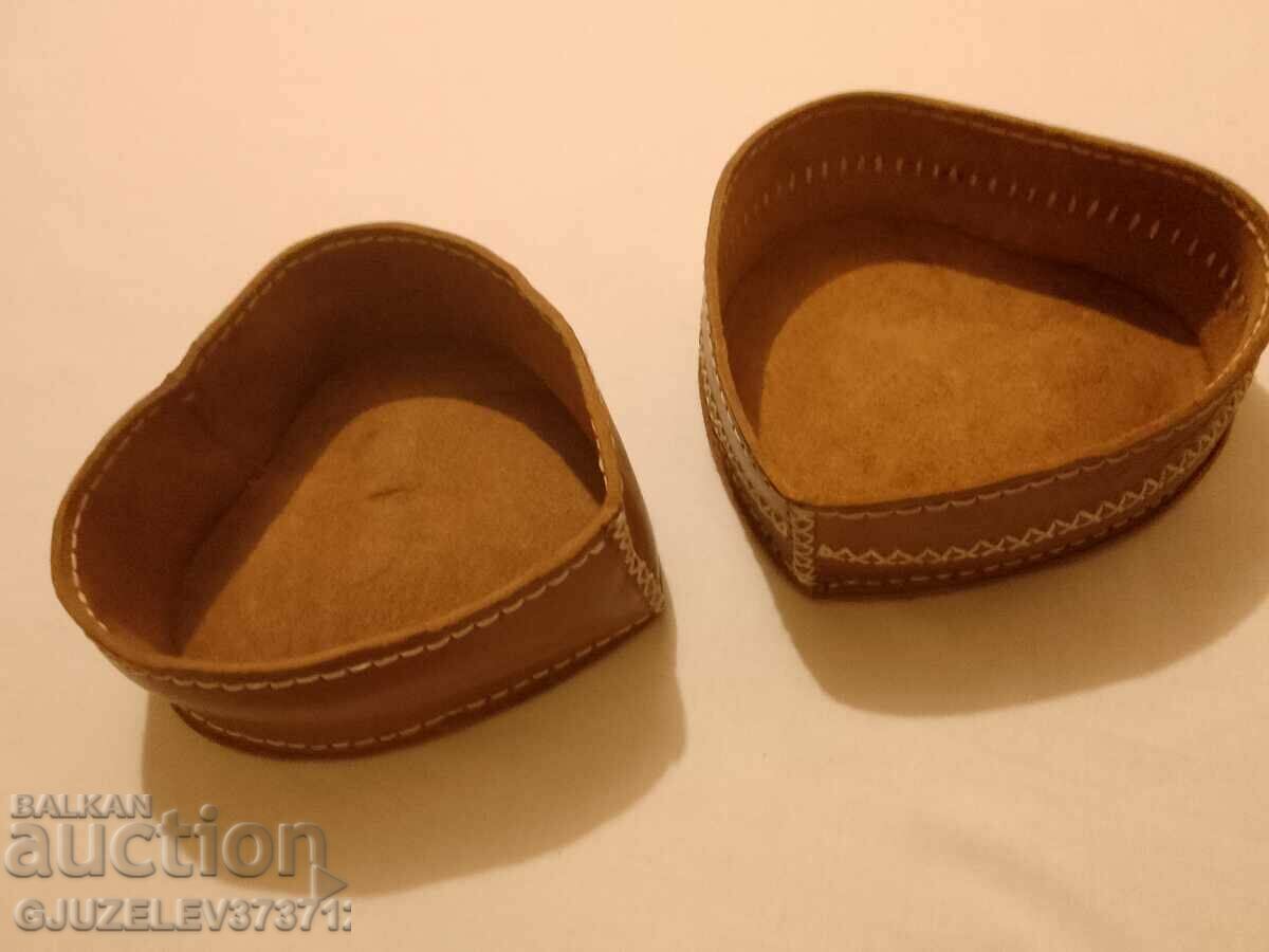 Delivery of heart shaped leather jewelry box Delivery of heart shaped leather jewelry box