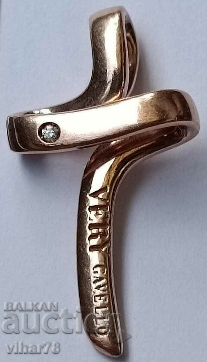 Marked gold cross with a 9 carat very gavello diamond