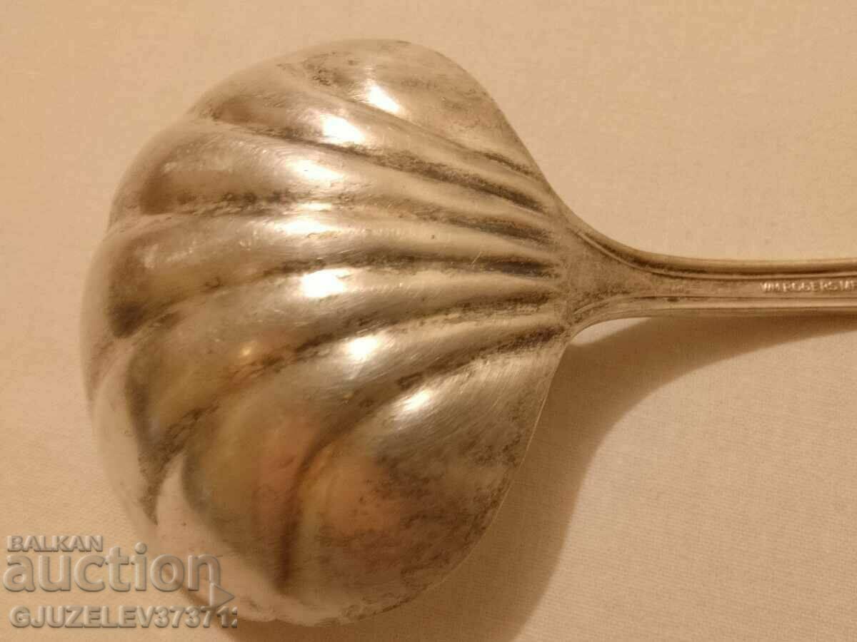 Old clamshell serving spoon wm Rogersmfgco - 5 Old clamshell serving spoon wm Rogersmfgco - 5