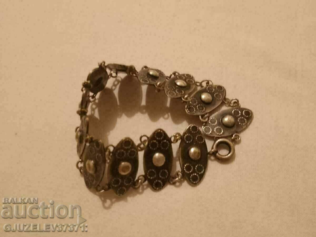 винтидж гривна посребрена с цена 45.00 лв. | € 23.01 винтидж гривна посребрена с цена 45.00 лв. | € 23.01