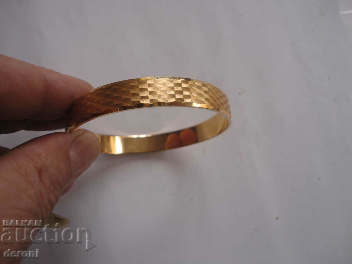 Delivery of Great gilded bracelet