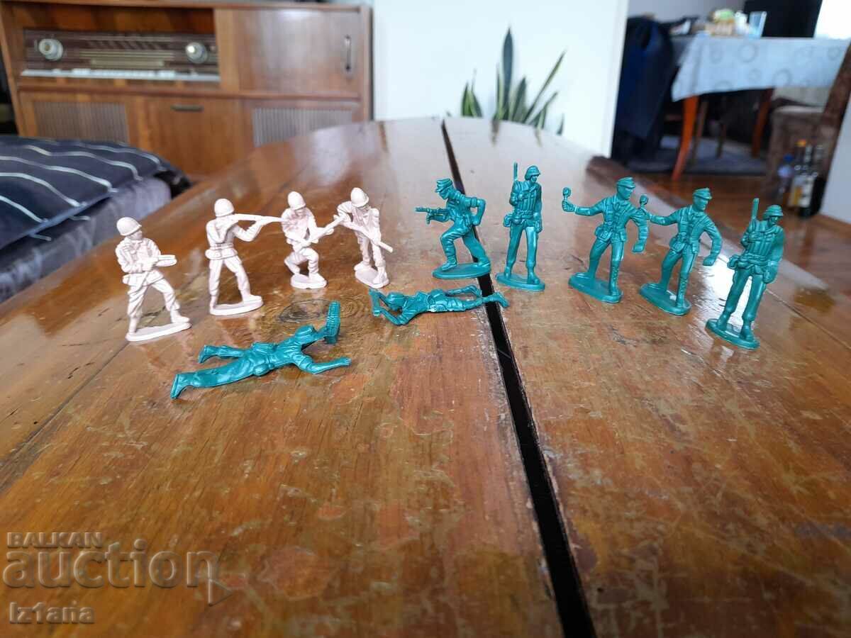 Old figurines Soldiers Old figurines Soldiers