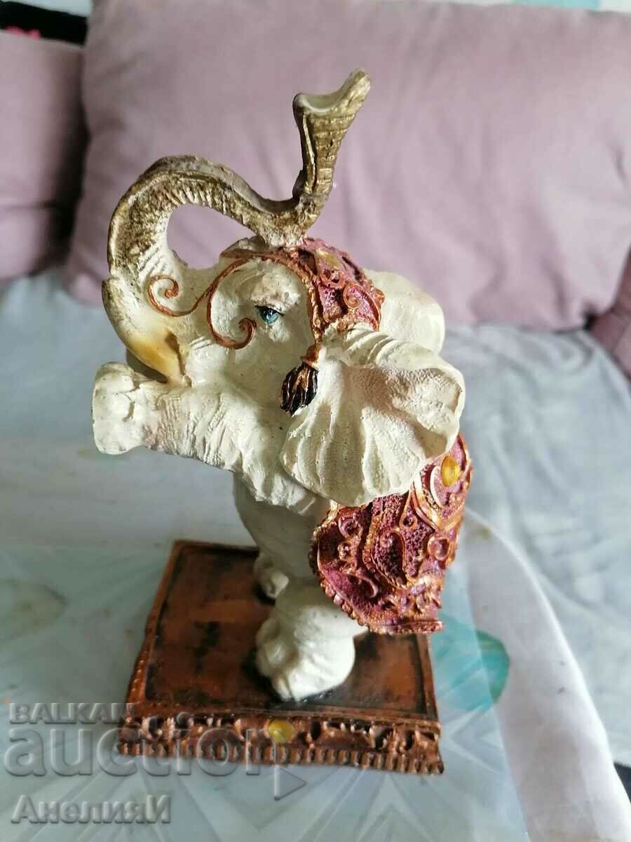 Elefant suvenir, înălțime de 18 cm. Preț 10 BGN cu preț 10.00 BGN | € 5.11