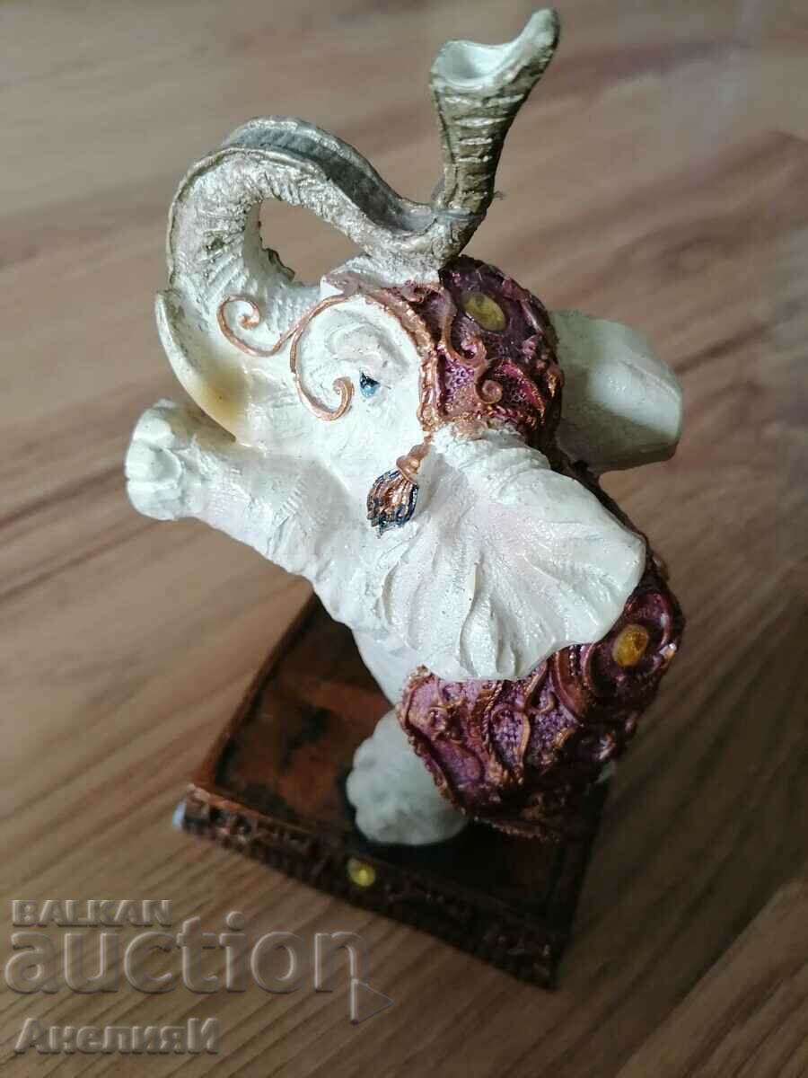 Livrarea Elefant suvenir, înălțime de 18 cm. Preț 10 BGN