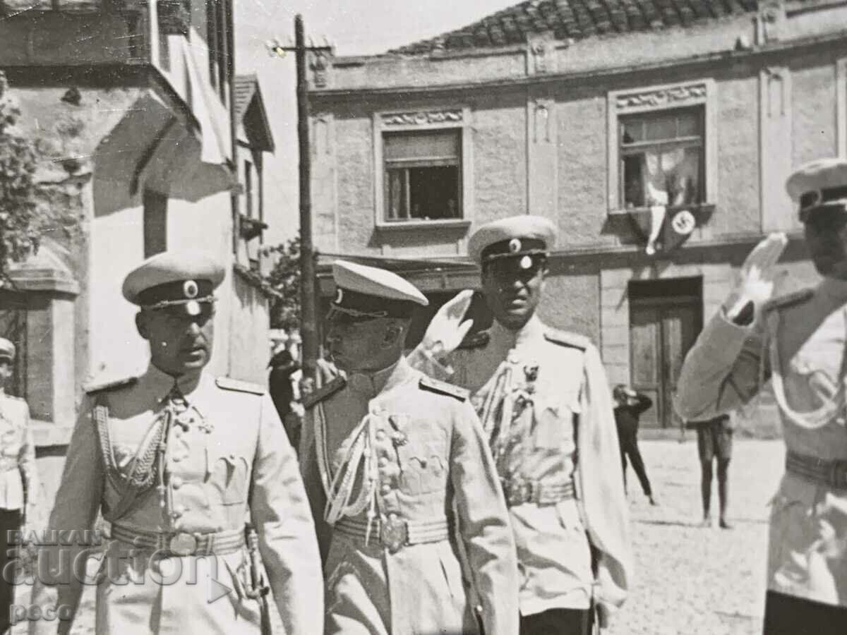 Auction  General Penev congratulates the Skopje VSV officers