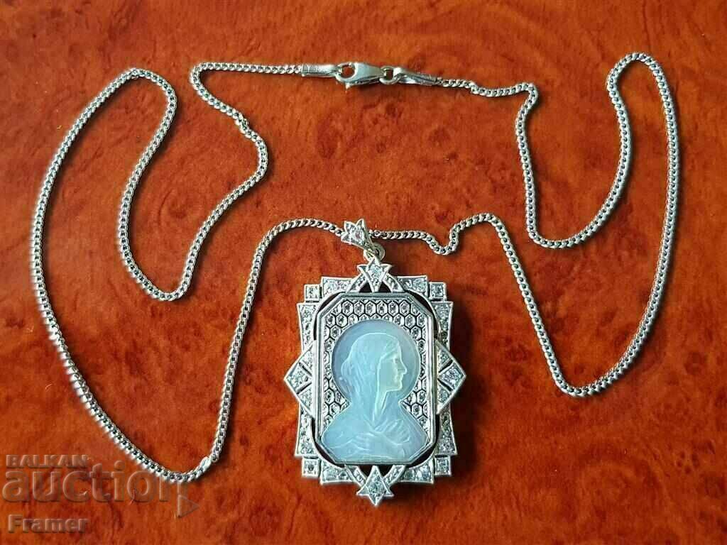 18K GOLD STYLE LOCKED 1940 chain DIAMOND mother of pearl gold with price 2820.00 BGN | € 1441.84 18K GOLD STYLE LOCKED 1940 chain DIAMOND mother of pearl gold with price 2820.00 BGN | € 1441.84