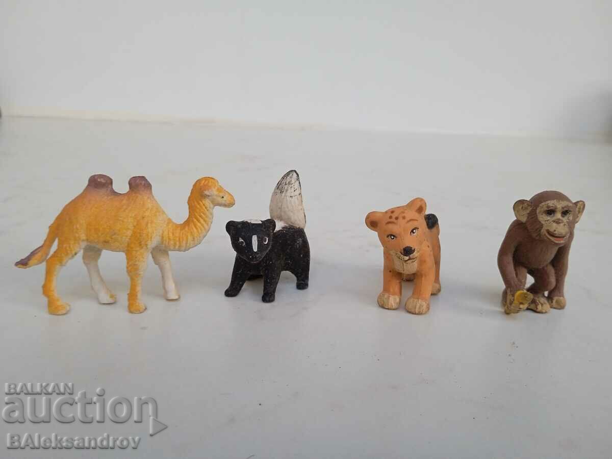 O mulțime de figurine de animale