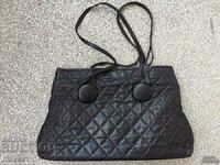 I am selling a women's leather bag