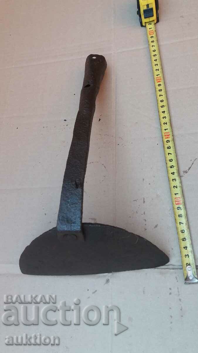 Auction FORGED RENAISSANCE HOE, TOOL Auction FORGED RENAISSANCE HOE, TOOL