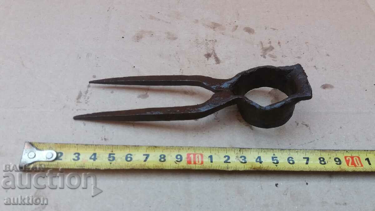 Delivery of OLD LITTLE GARDEN HOE Delivery of OLD LITTLE GARDEN HOE