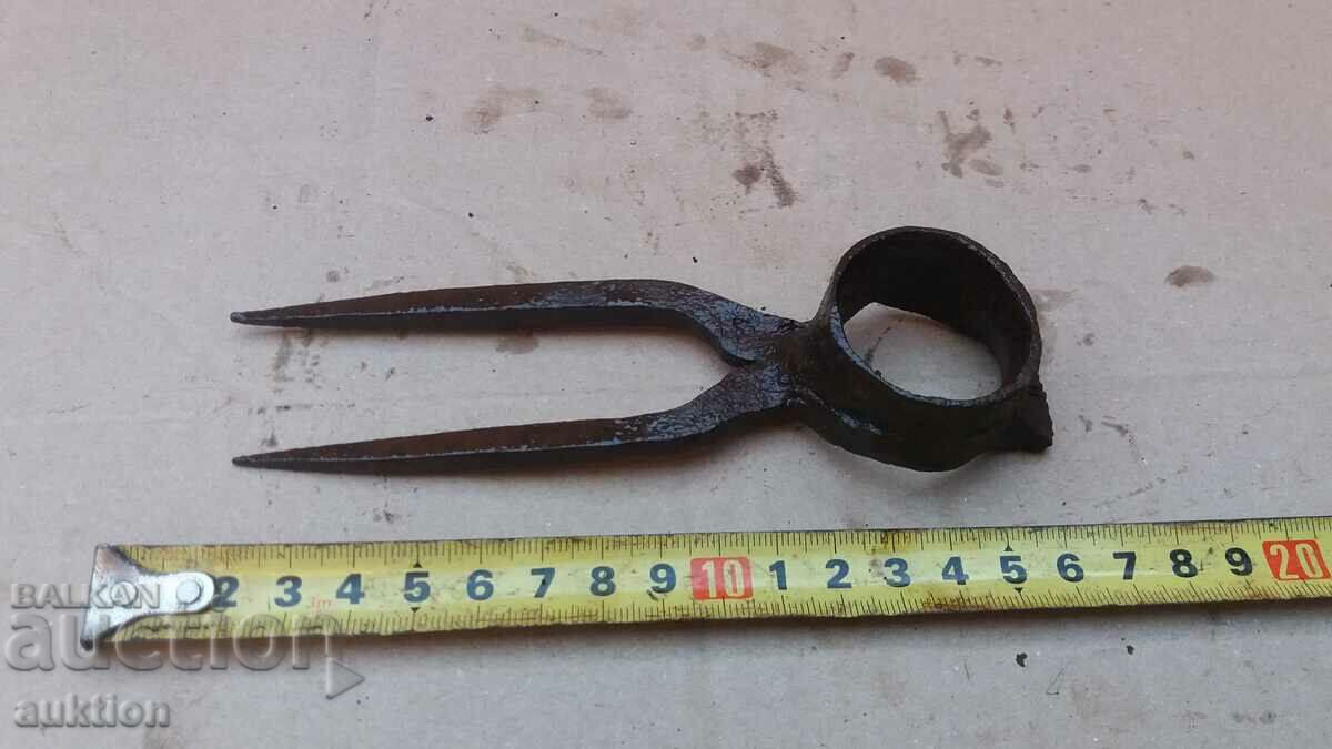 OLD LITTLE GARDEN HOE - 5 OLD LITTLE GARDEN HOE - 5