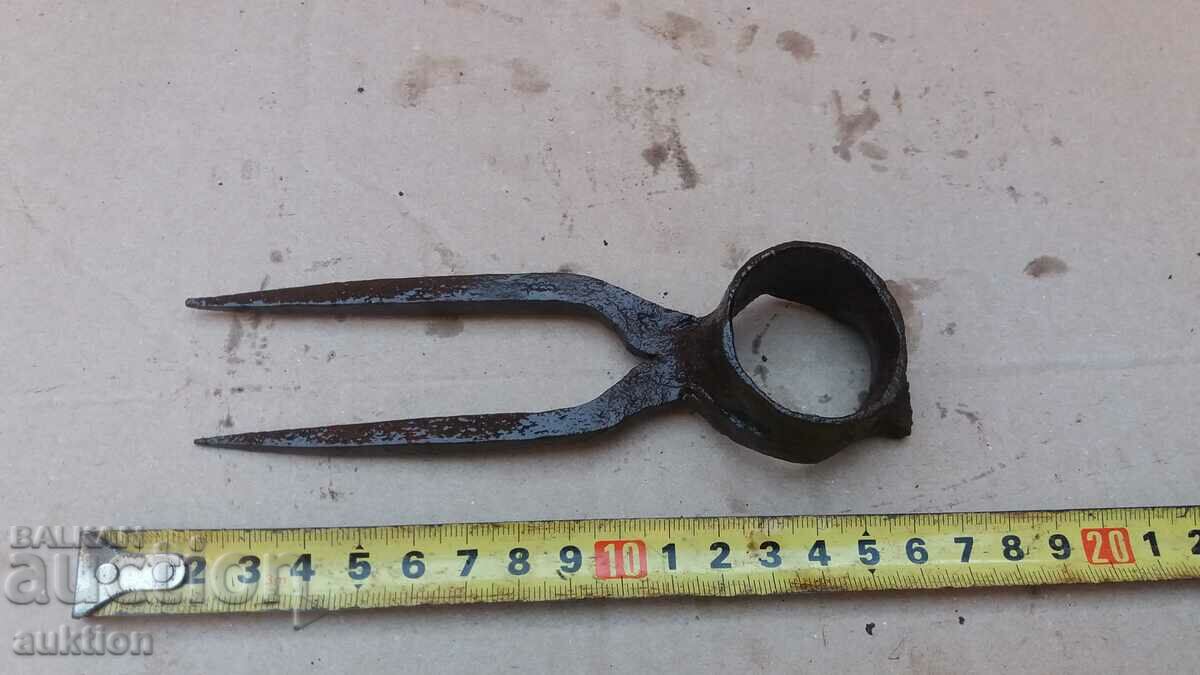 OLD LITTLE GARDEN HOE - 6 OLD LITTLE GARDEN HOE - 6