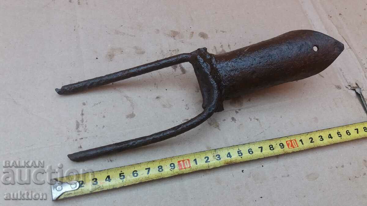 OLD LITTLE GARDEN HOE with price 1.89 BGN | € 0.97