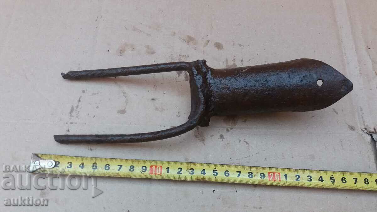 Delivery of OLD LITTLE GARDEN HOE