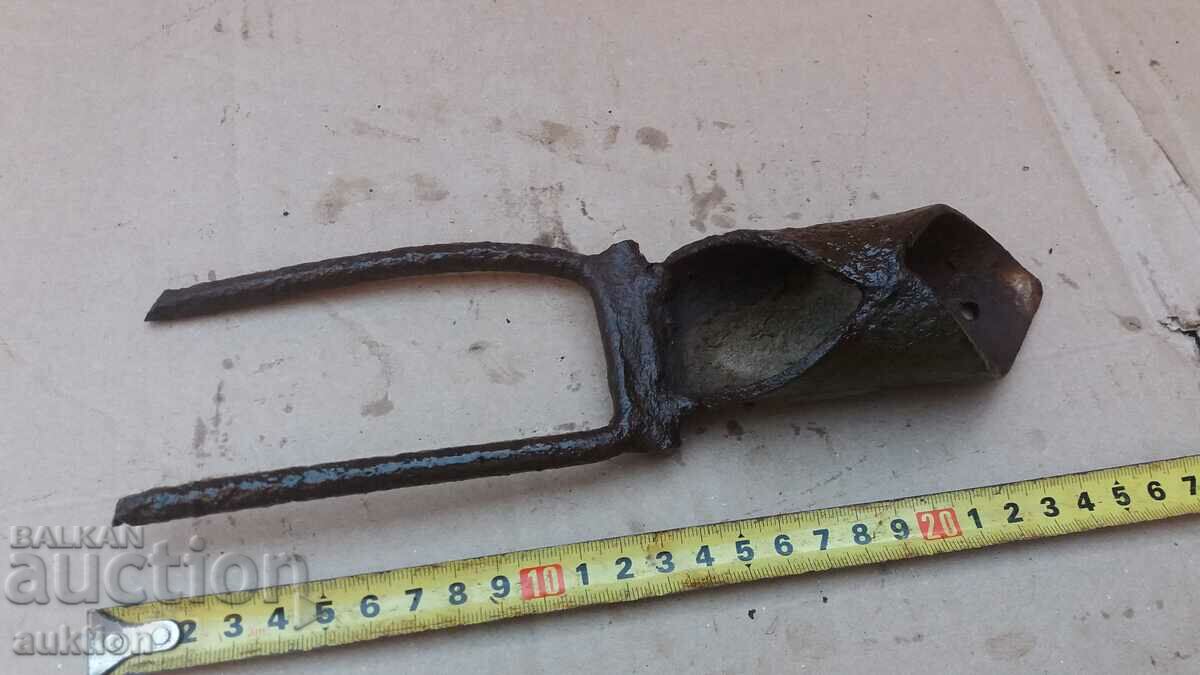 OLD LITTLE GARDEN HOE - 6