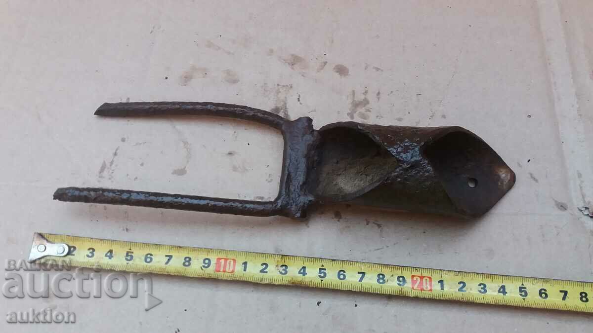 OLD LITTLE GARDEN HOE - 7