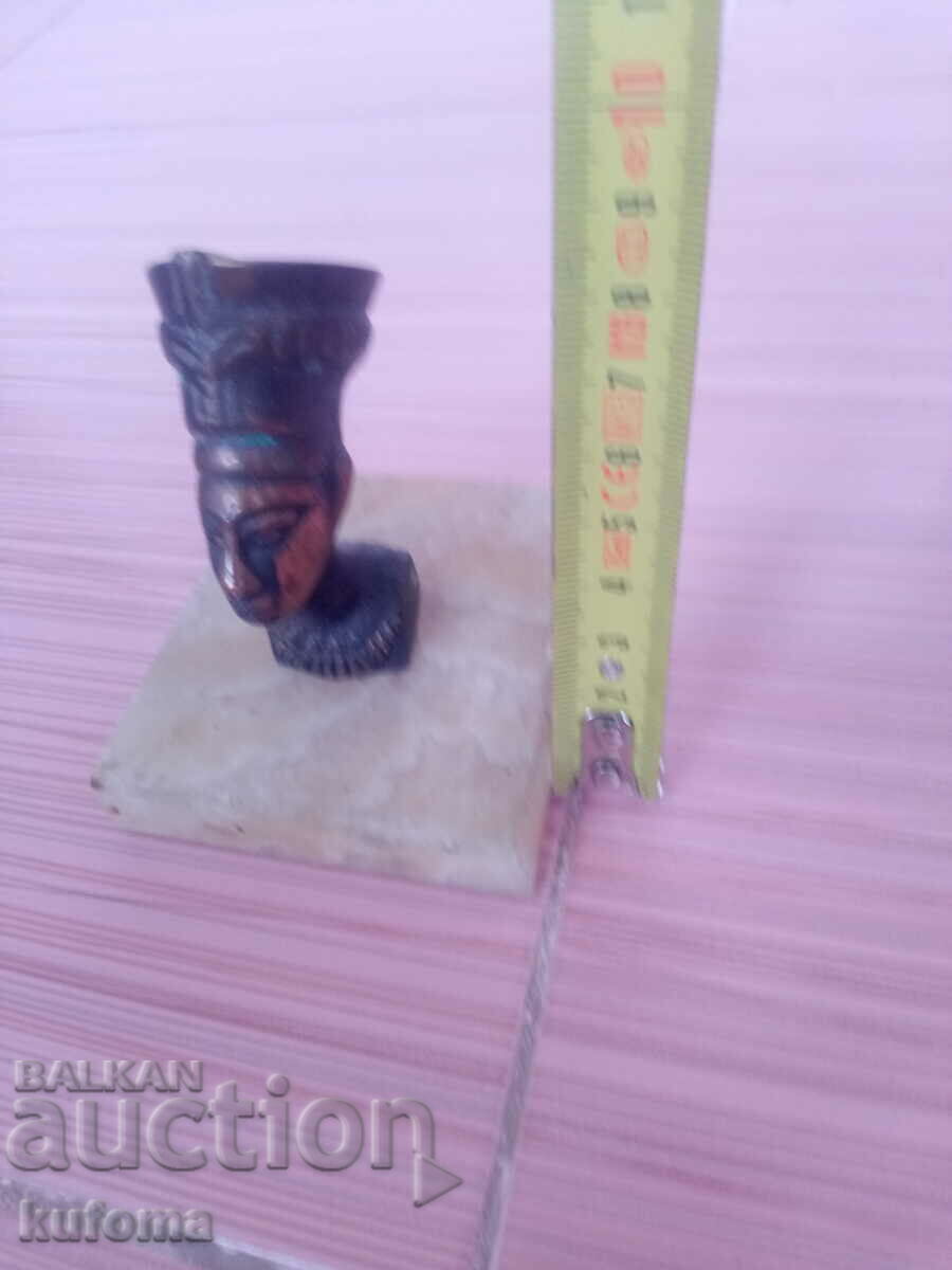 Auction Statuette of Nefertiti Auction Statuette of Nefertiti