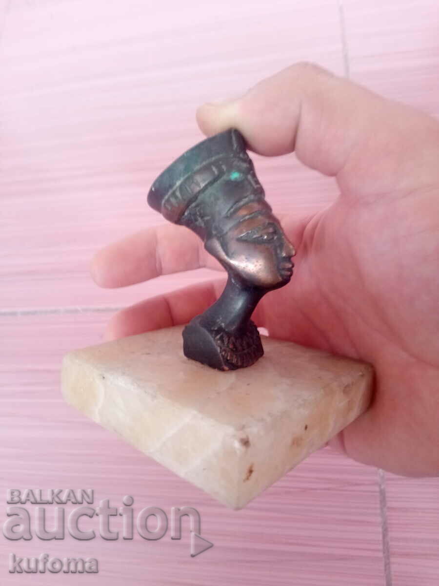 Delivery of Statuette of Nefertiti Delivery of Statuette of Nefertiti