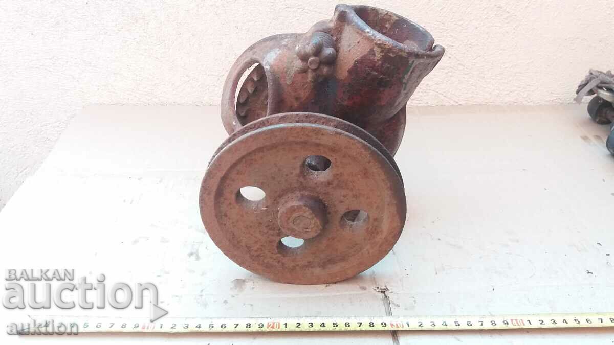 OLD MACHINE FOR DROPPING CORN, CORN with price 15.99 BGN | € 8.18 OLD MACHINE FOR DROPPING CORN, CORN with price 15.99 BGN | € 8.18