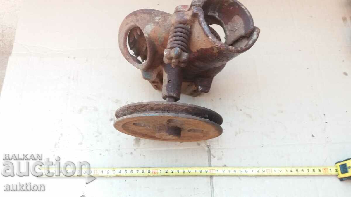 Auction OLD MACHINE FOR DROPPING CORN, CORN Auction OLD MACHINE FOR DROPPING CORN, CORN