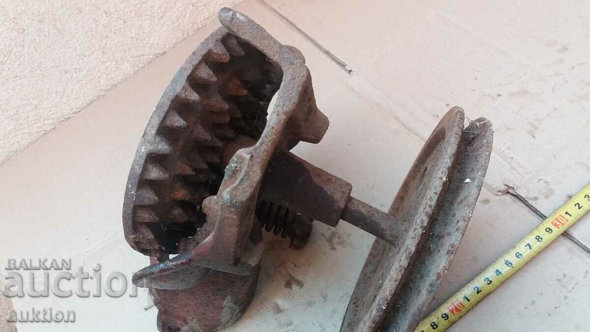 OLD MACHINE FOR DROPPING CORN, CORN - 7 OLD MACHINE FOR DROPPING CORN, CORN - 7