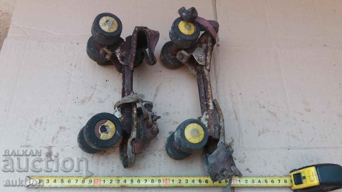 OLD SKATES - 5 OLD SKATES - 5