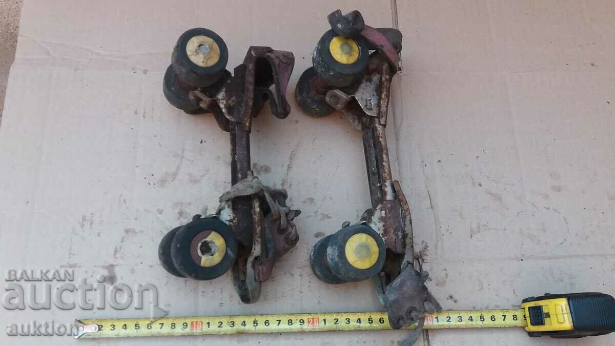 OLD SKATES - 7 OLD SKATES - 7