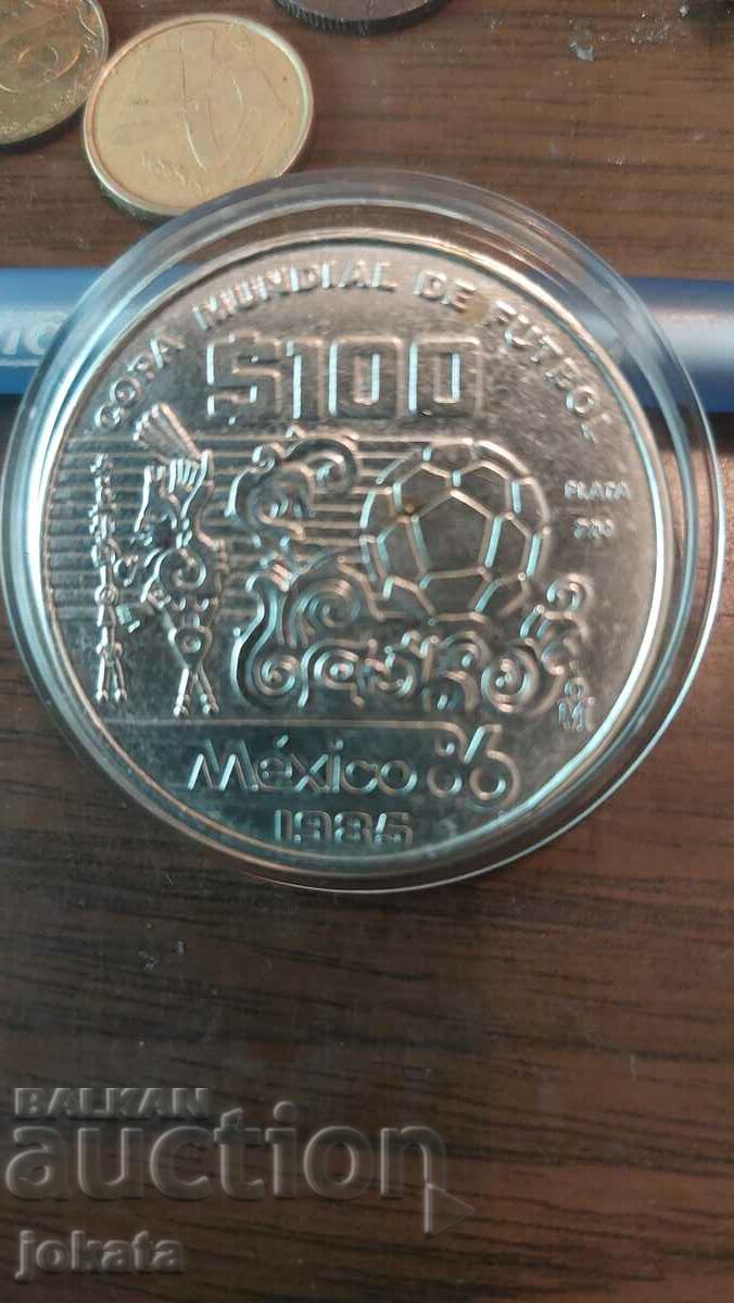 100 dollars Mexico