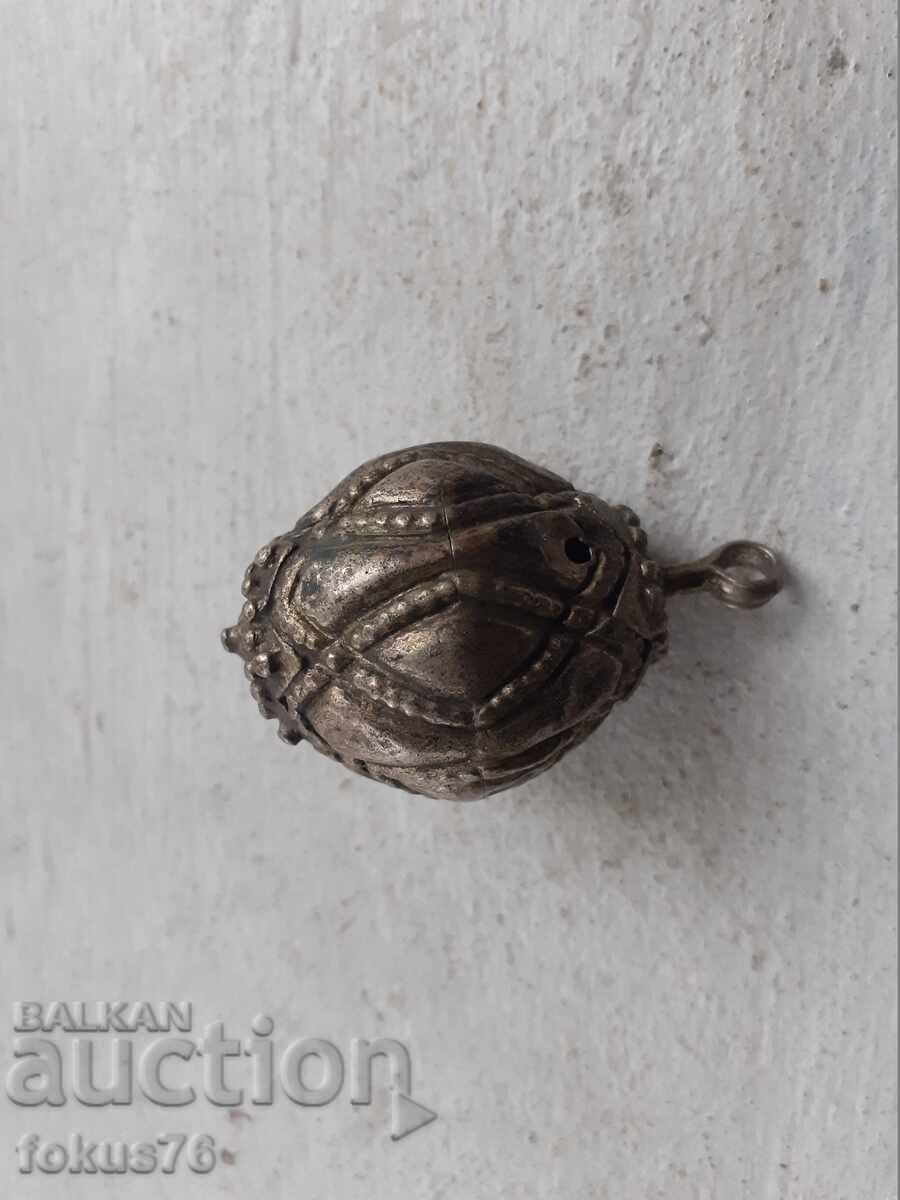 Старо възрожденско голямо сачанено копче от носия накит