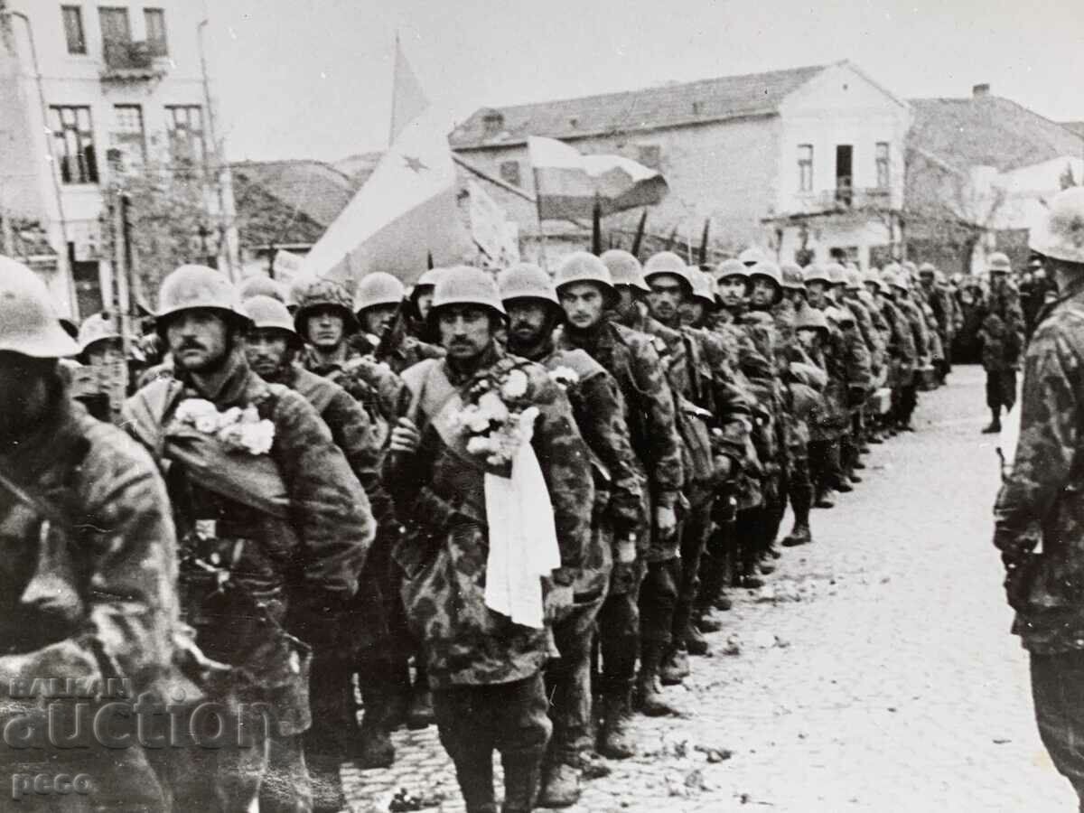 The entry of the parachute squad into Kumanovo, an old photo with price 20.00 BGN | € 10.23 The entry of the parachute squad into Kumanovo, an old photo with price 20.00 BGN | € 10.23