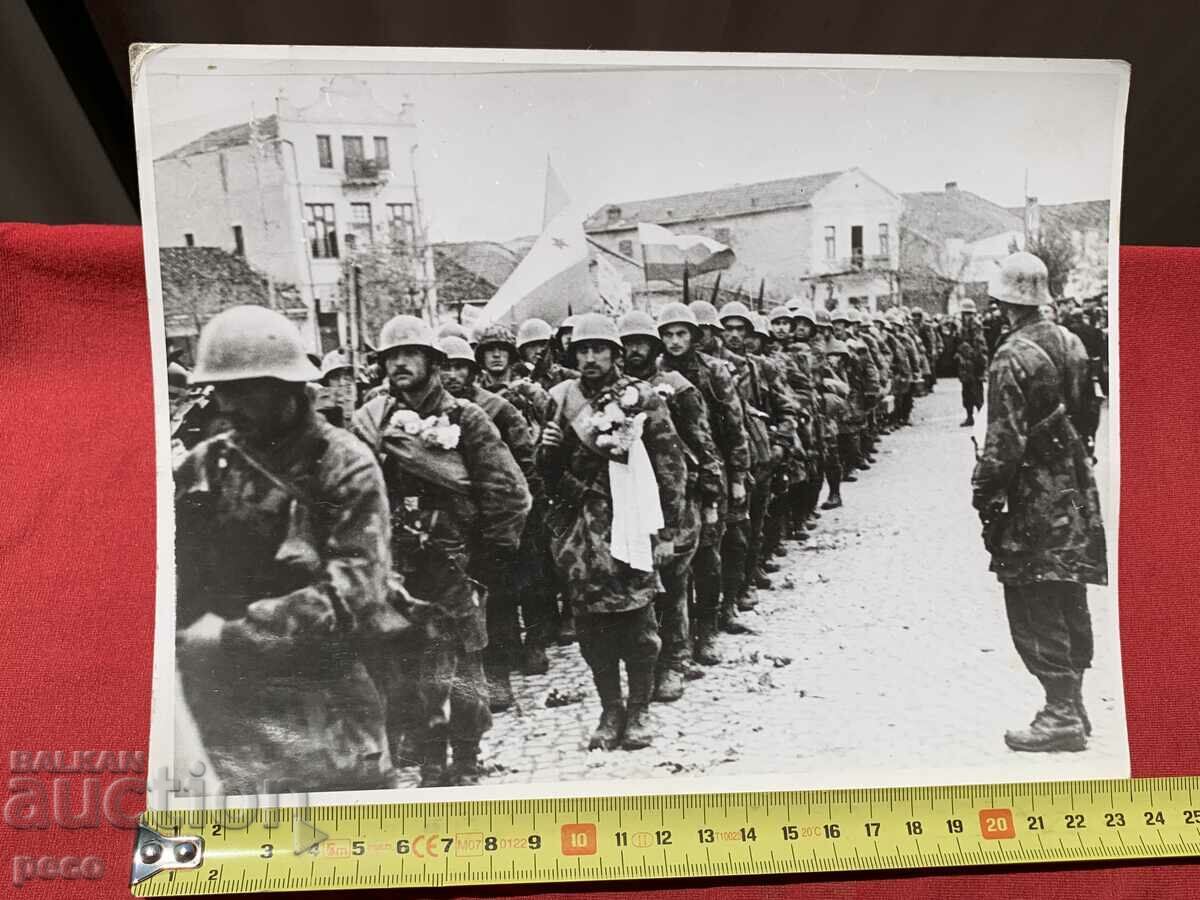Auction The entry of the parachute squad into Kumanovo, an old photo Auction The entry of the parachute squad into Kumanovo, an old photo