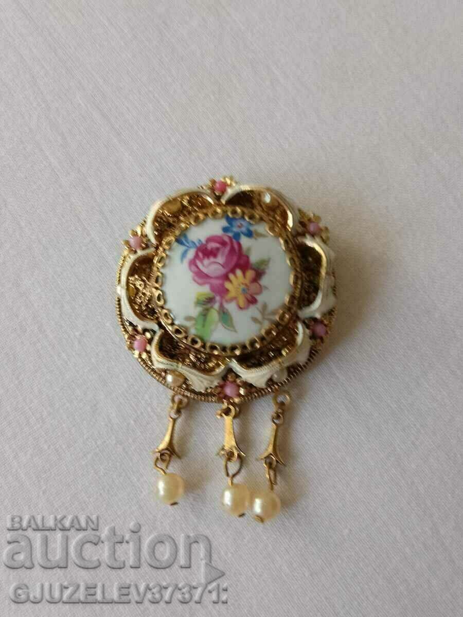 Auction  Period 1940s Women's pearl and porcelain brooch
