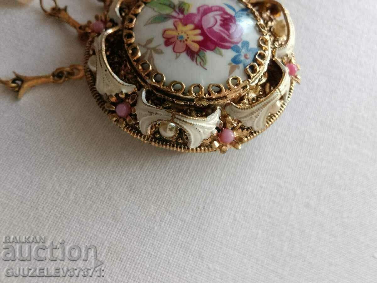 Delivery of Period 1940s Women's pearl and porcelain brooch