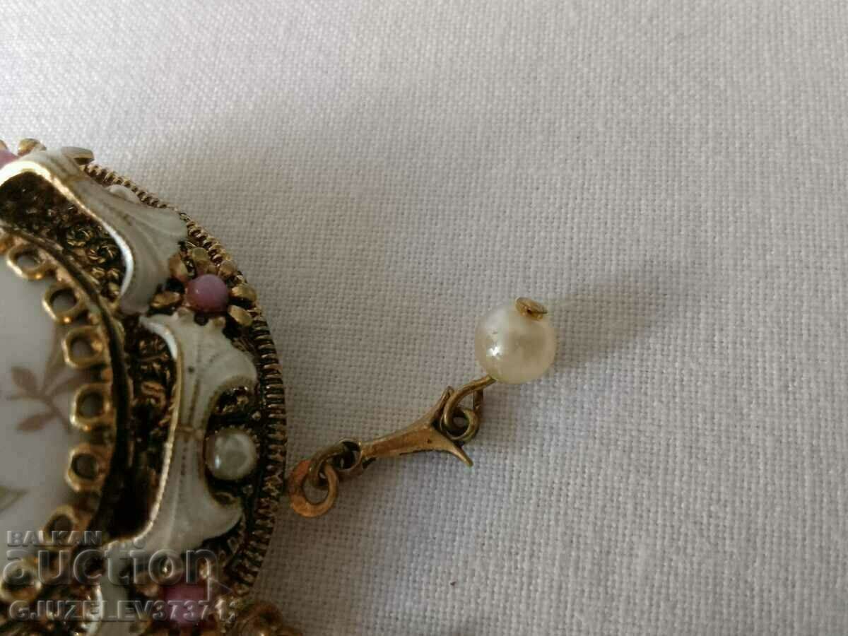 Period 1940s Women's pearl and porcelain brooch - 5