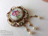 Period 1940s Women's pearl and porcelain brooch