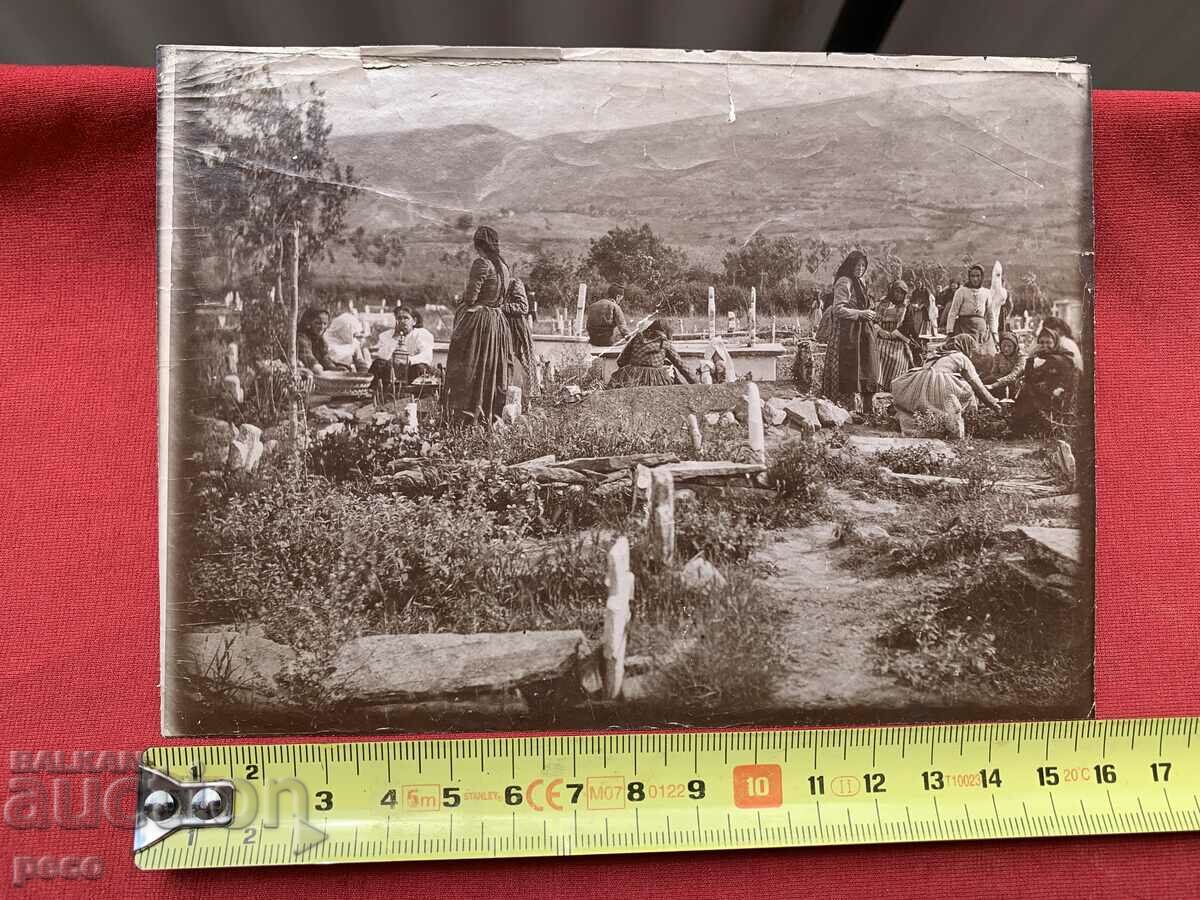 Tocană undeva în Macedonia, fotograful Georg Volz cu preț 200.00 BGN | € 102.26