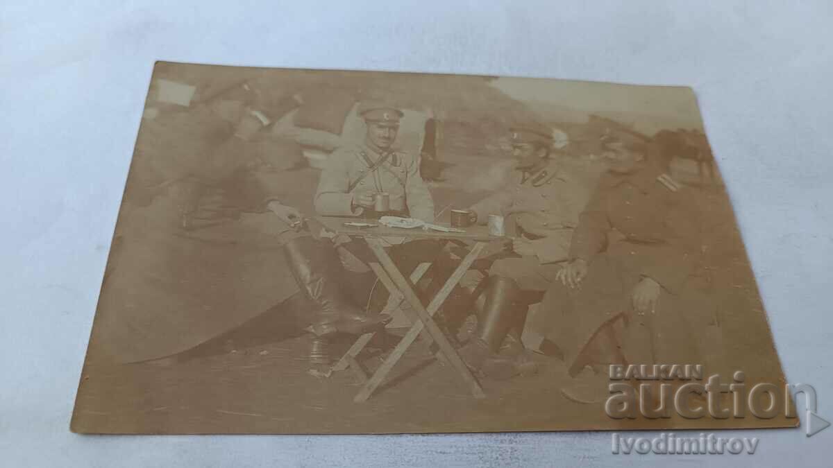 Снимка Четирима офицери на по чашка на фронта