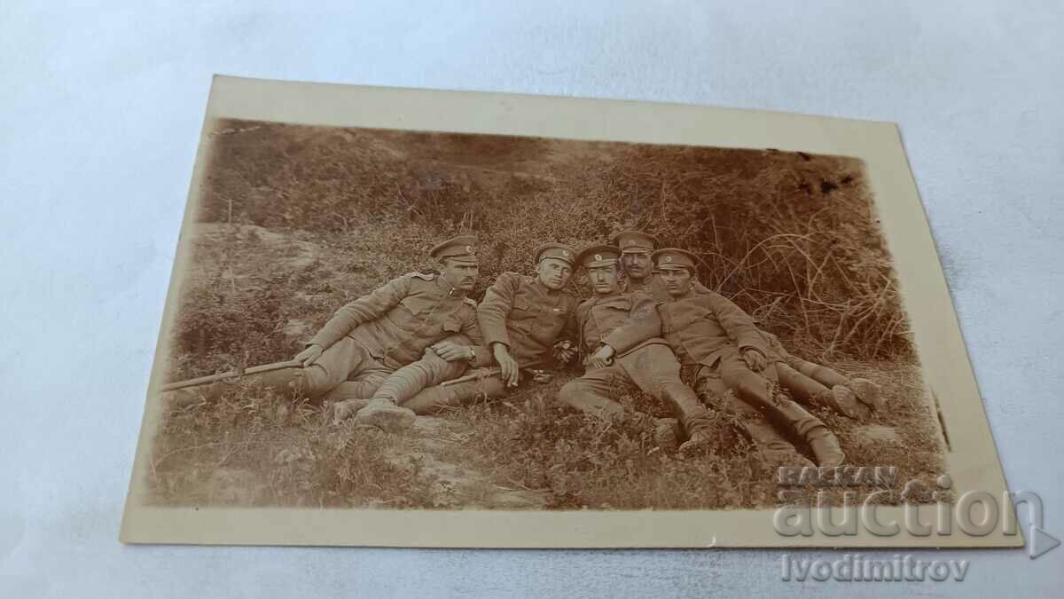 Снимка Офицери и войници от 25 п. Драгомански полк на фронта
