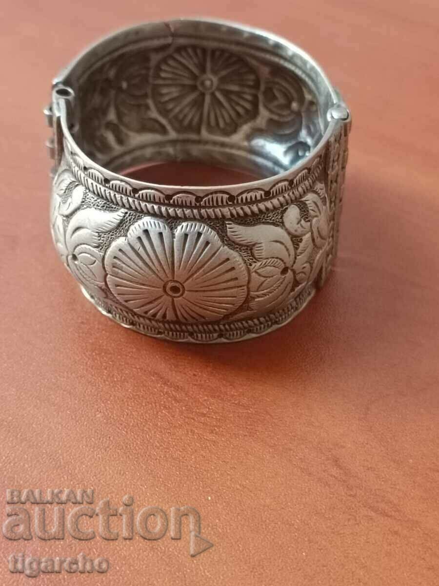 Παλιό ασημένιο βραχιόλι με τιμή 160.00 BGN | € 81.81 Παλιό ασημένιο βραχιόλι με τιμή 160.00 BGN | € 81.81