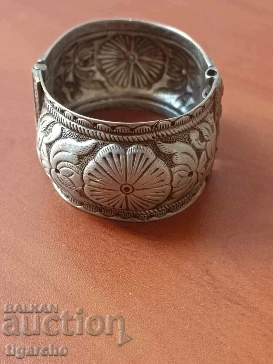 Παλιό ασημένιο βραχιόλι Παλιό ασημένιο βραχιόλι