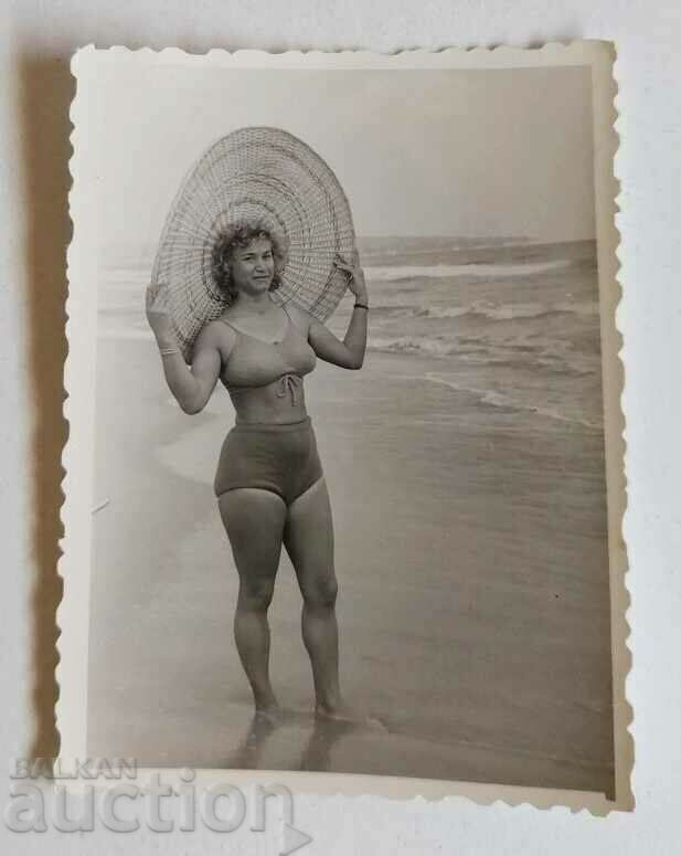 Auction  WOMAN SEA HAT EARLY SOC OLD PHOTO PHOTO