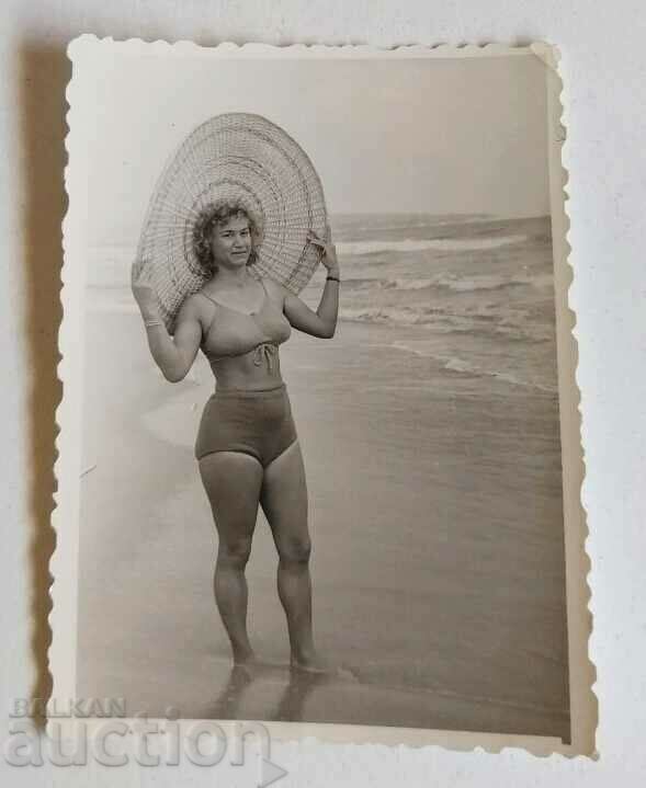 Auction  WOMAN SEA HAT EARLY SOC OLD PHOTO PHOTO