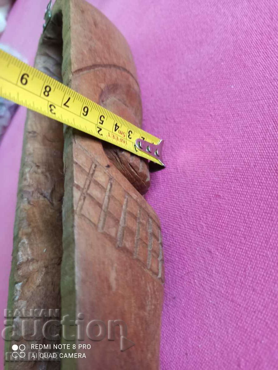 Auction Beautiful African wooden mask Auction Beautiful African wooden mask