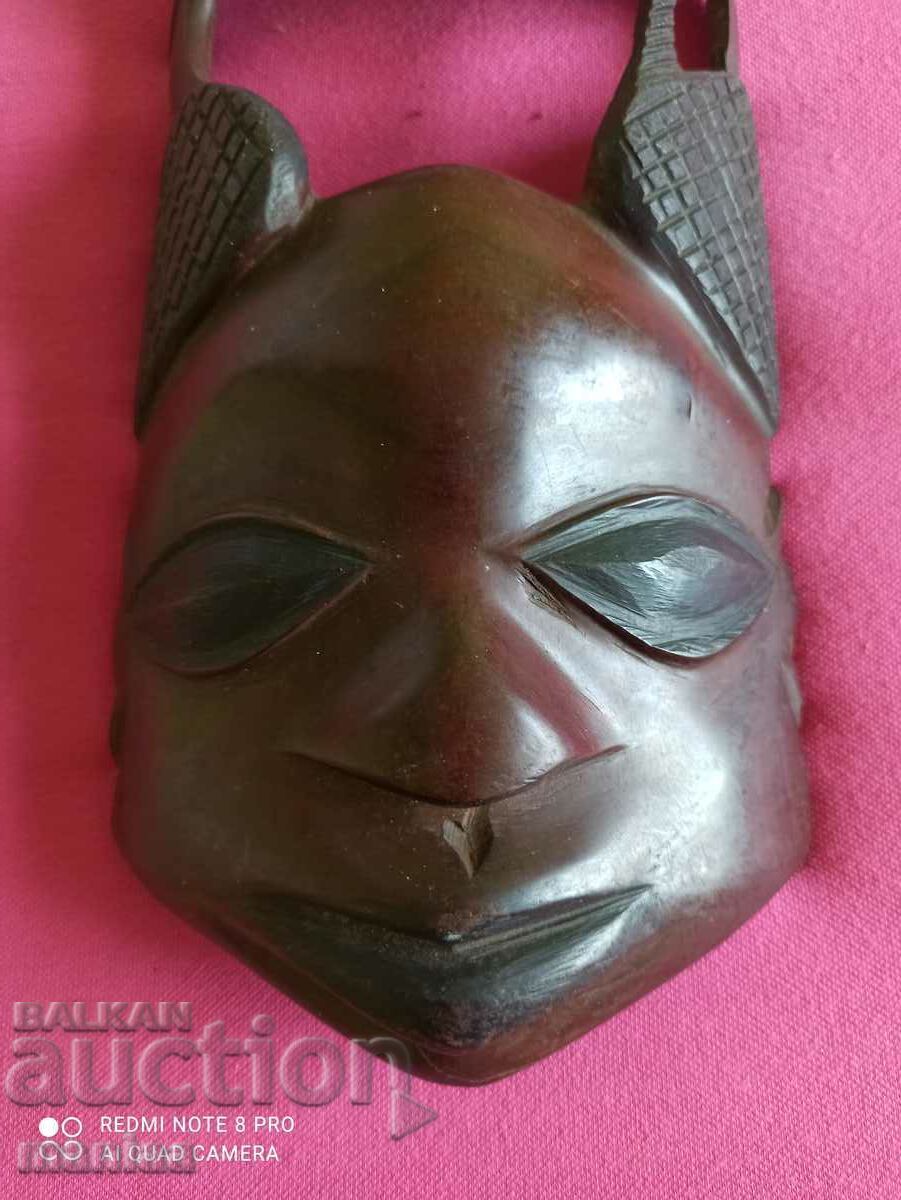 Frumoasă mască africană din lemn cu preț 75.00 BGN | € 38.35